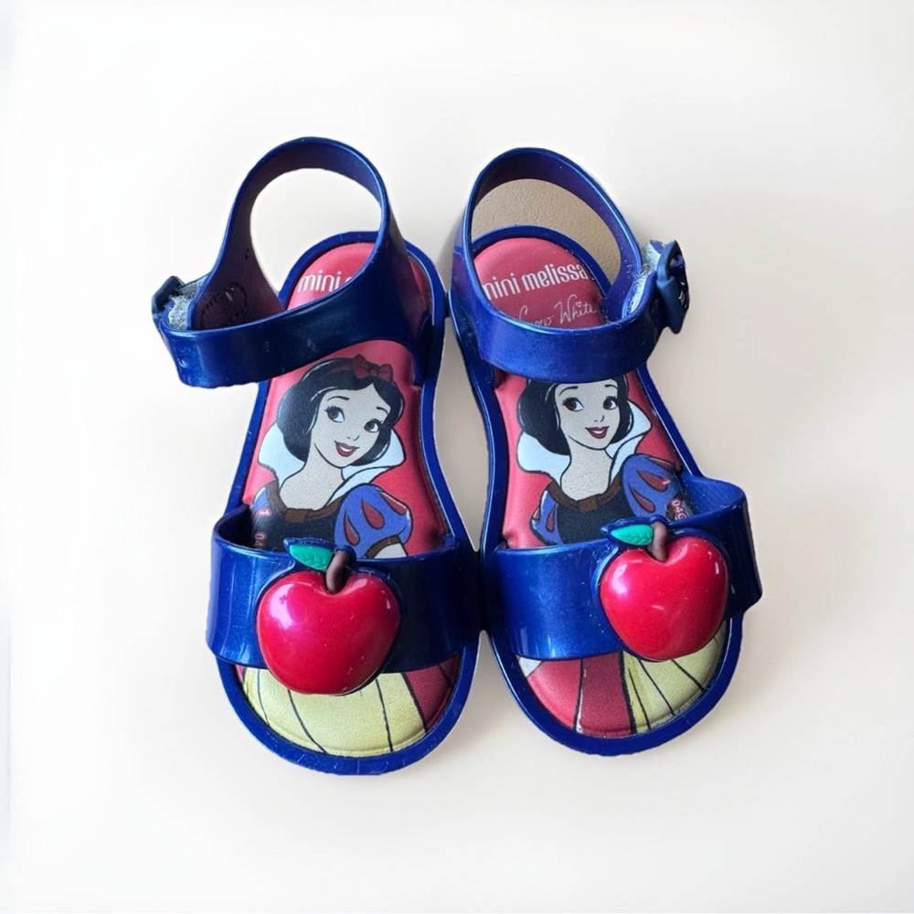 Mini Melissa x Disney Girl’s Snow White Sandals with Apple and Character Design